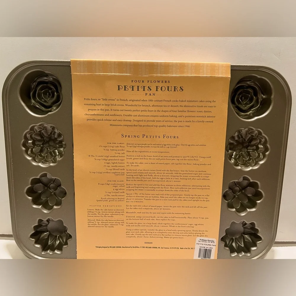 NWT WILLIAMS-SONOMA FOUR FLOWERS PETITS FOURS PAN.